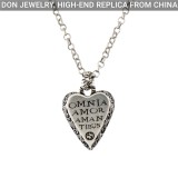 GUCCI 'Omnia Amor Amantibus' Engraved Heart necklace