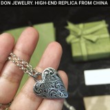 GUCCI 'Omnia Amor Amantibus' Engraved Heart necklace